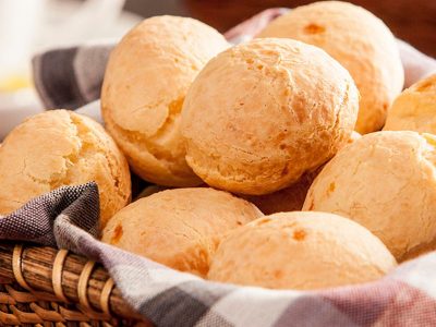 Descubra como preparar pão de queijo com apenas três ingredientes.