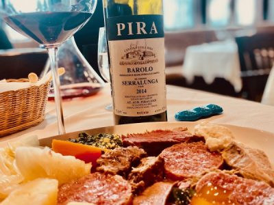 Combinações perfeitas: descubra qual vinho harmoniza melhor com cada prato cozido.